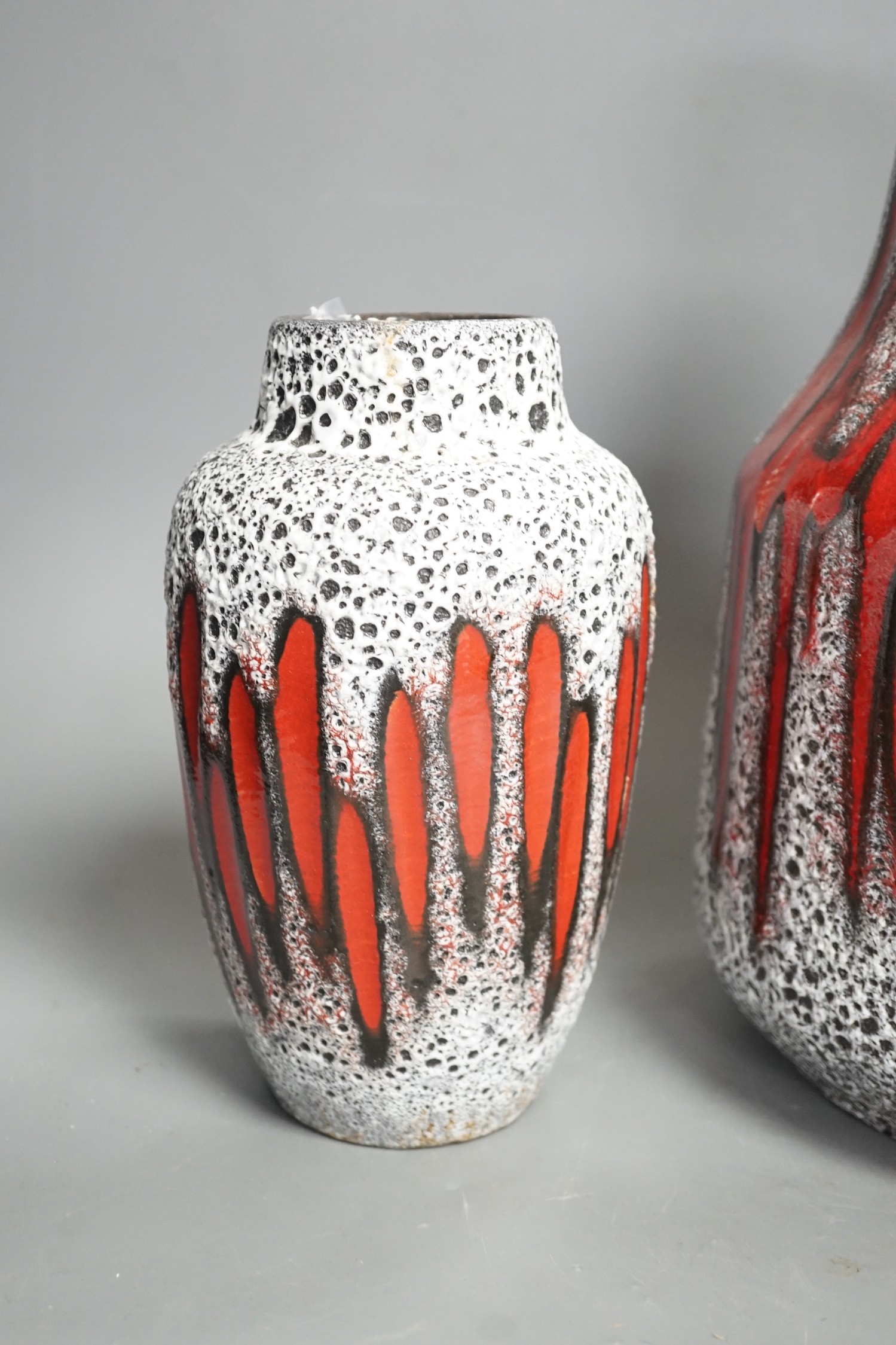 A Scheurich West German volcanic-glaze ewer and matching vase, Tallest 39 cm